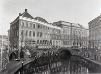 802196 Gezicht op de voorgevel van het Stadhuis te Utrecht, vanaf de Bezembrug; op de voorgrond de Oudegracht.